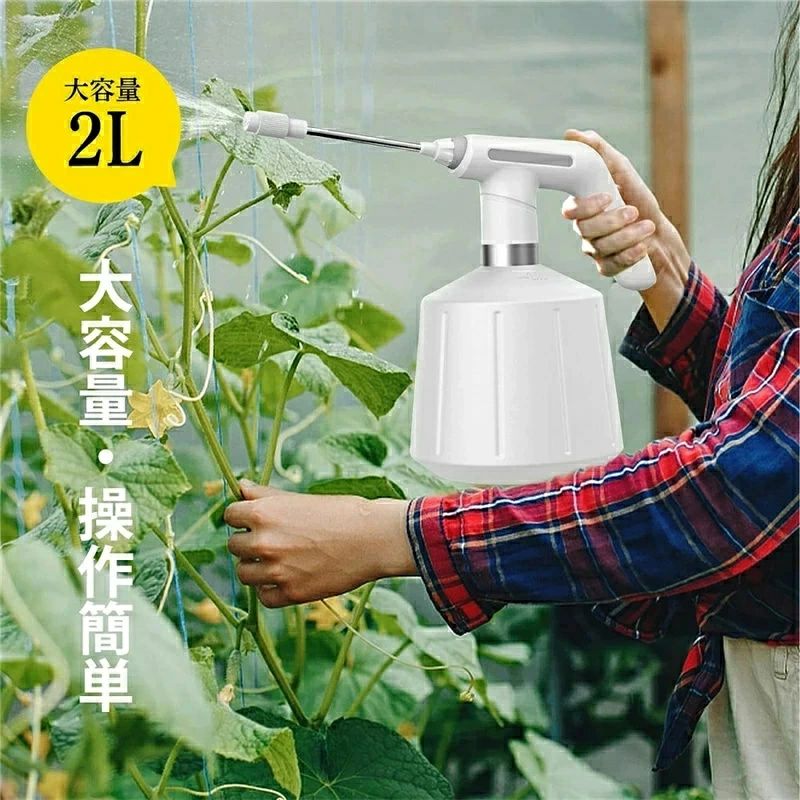 商品説明 【電動噴霧器】電動噴霧器には2つの動作モードがあります。インスタントモード：ボタンを押すと、モーターが動作し、水の噴霧を開始し、ボタンを解放し、水の噴霧を停止します。 連続モード: 2S の内の行のボタン 2 回を、モーター仕事およびスプレー水絶えず押して下さい、働くことを止めるためにボタンを再度押して下さい。 2つの作業モード、シンプルで簡単、時間と労力を節約します。 【2種類霧吹き】噴霧器のノズルの先端を回転させて、霧化と線状の形状を調整します。噴霧器のノズルは高品質の銅製で、錆びにくく耐久性に優れています。合理的に設計された噴霧強度は、植物を損傷から効果的に保護することができます。また、噴霧器には延長ポールが付いており、これを伸ばすことで鉢の狭い隙間にも噴霧することができます。 【高品質な素材】電動噴霧器のボトルは化学的に安定したHDPE製で、希釈したアルコールや消毒薬など、さまざまな液体を入れることができます。ご注意：油性の液体や沈殿物のある液体は使用しないでください。 水以外の液体を入れて使用した後は、スプレー缶を水で洗浄し、水を入れて一定時間作業して、噴霧器内の残留液体を除去する必要があります。 【大容量バッテリー】電動噴霧器には1200mAhのリチウム電池が内蔵されており、USBで充電することで電動噴霧器を4〜6時間連続使用することが可能です。 また、電源インジケーターを使用すると、より直感的に電源を確認できます。内蔵の全銅ムーブメントにより、モーターは安定して動作し、スムーズで安定した体験をもたらします。 【幅広い用途】高密度防音材を使用し、二重の遮音性を確保しています。花の水やり、洗車、掃除、消毒、殺菌などに最適です。園芸用噴霧器、家庭用霧吹き、観葉植物用噴霧器、家庭用掃除用具として最適です。