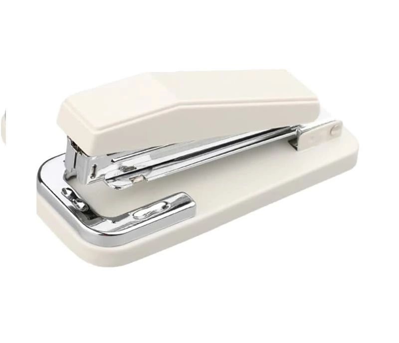 【商品詳細】中綴じホッチキスセット内容：本体×1 。標準ステープルがフルストリップを保持。毎日のホッチキスペーパーのニーズを満たし、オフィス、自宅、教室用にデザインされています。 【頑丈&amp;耐久性】このホッチキス 中綴じの耐久性のクハウジングは、内部のホチキス止め機構を保護し、信頼できる長持ちする信頼性の高いホチキス止めを実現します。 【回転機能付き】ステープラー特徴的な回転機能を備えており、ホッチキスの向きを自由に変えることができます。これにより、中綴じ作業がよりスムーズに行え、手間を省くことが可能です。 【製本機能】大型ホッチキス一度に最大25枚の紙を綴じることができので雑誌や書類の中綴じに最適で、業務用としても十分な性能を発揮します。作業効率を大幅に向上。 【広く適用】ホッチキス セットおよびつなぎクリップは事務員、学生、教師、主婦のために大きいです、またそれはあなたの友人のための理想的なギフトです。【商品詳細】中綴じホッチキスセット内容：本体×1 。標準ステープルがフルストリップを保持。毎日のホッチキスペーパーのニーズを満たし、オフィス、自宅、教室用にデザインされています。 【頑丈&amp;耐久性】このホッチキス 中綴じの耐久性のクハウジングは、内部のホチキス止め機構を保護し、信頼できる長持ちする信頼性の高いホチキス止めを実現します。 【回転機能付き】ステープラー特徴的な回転機能を備えており、ホッチキスの向きを自由に変えることができます。これにより、中綴じ作業がよりスムーズに行え、手間を省くことが可能です。 【製本機能】大型ホッチキス一度に最大25枚の紙を綴じることができので雑誌や書類の中綴じに最適で、業務用としても十分な性能を発揮します。作業効率を大幅に向上。 【広く適用】ホッチキス セットおよびつなぎクリップは事務員、学生、教師、主婦のために大きいです、またそれはあなたの友人のための理想的なギフトです。