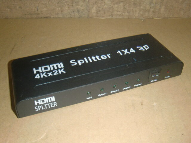 メーカー不明。HDMI SPLITTER 1×4 4K×2K (※AC等の付属品はありません。)