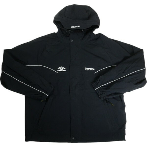 樂天商城 - SUPREME シュプリーム ×Umbro 25SS GORE-TEX Hooded Jacket Black ジャケット 黒 Size 【XL】 【新古品・未使用品】 20836007