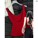 レディース ルームウェア 夏の 女性用 パッド入り ブラキャミソール 付き レッド ホルタートップ。 アウターウェアと しても インナーウェアと しても 使える ユニークな 小さめ トップス。 背中が 美しい ホット ガールの 装いに。