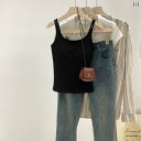 レディース ルームウェア パッド入り ブラと 一体 化した キャミソール ベストを 備えた 女性用 サマー ブラ。 スリムフィットで 脇の 胸を カバー。 外側に ダブル ショルダーストラップ 付き。 グレーの ショート トップ。