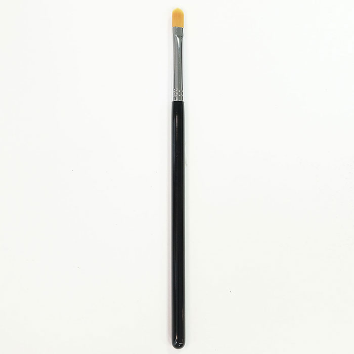 【熊野筆 コンシーラブラシ合成繊維】平筆タイプで 程よいコシのある コンシーラブラシ スティックやリキッドなど 様々なタイプの コンシーラに 使用できます 全長：15cm/毛丈：8mm