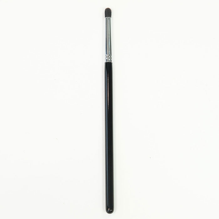 【熊野筆ペンシルメイクブラシ（合成繊維）】ブラシの先端が細くなったペンシル型のブラシ。細い先端がフィットし、目の際や二重幅のグラデーション適しています。目の下の陰影やハイライトを入れる際にも使いやすい多機能ブラシです。 ＊ペンシル型だから目の際にフィット＊全長:15cm/毛丈:8mm 5