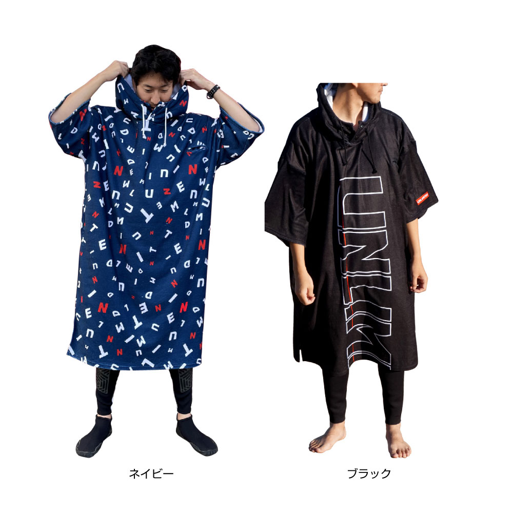 ■カラー：ネイビー、ブラック■素材：サマーマイクロファイバー■着丈(肩から裾部分)：120cm■身巾(胴体部分の幅)：80cm■袖丈(つけ根部分〜袖口まで)：31cm■袖口(袖の幅)：29cm●Wネックボタン：スタンドネックは寒いシーズンに◎●フードリード：このひもがあれば防寒対策もばっちり!●メディアポケット：絶対必需品のスマホをスマートに収納。●大型サイドポケット：着替え用の下着もinできるラージサイズ。●サイドスリット：動きやすさ◎●ロングレングス仕上げ：夏は「太陽の光」から冬は「冷たい風」からボディを簡単ガード!●専用クリアバッグ付き