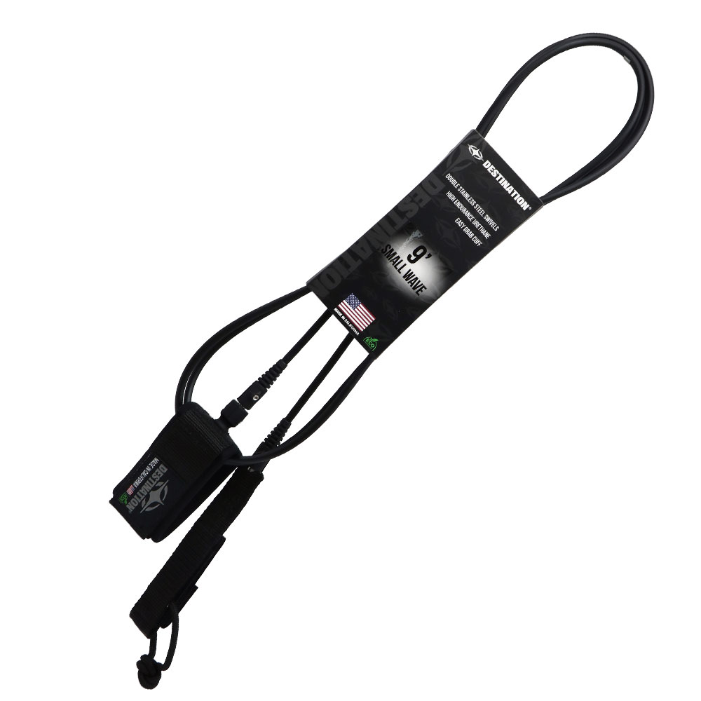 THE FUTURE OF SUSTAINABLE LEASHES IS HERE環境への配慮と、サーフィンに求められるパフォーマンスを両立した次世代のサステナブルリーシュ。EcoPureネオプレンテクノロジーを採用し、水中での耐久性を維持しながら、廃棄後は埋立地で自然な分解を促進するよう設計されています。すべてはMADE IN USA。高強度のUSA製ウレタンコードと、マリングレードのステンレス製ダブルスイベルを採用し、優れた強度と快適性、絡まりを抑えたスムーズなライディングを実現します。■ 洗練された主な特長 EcoPure ネオプレン水中での耐久性を維持しながら、廃棄後は自然な分解を促進するEcoPure ネオプレンを採用。マリングレード・ステンレス製ダブルスイベル高品質なマリングレードのステンレス製ダブルスウィベルを採用。リーシュのねじれや絡まりを抑え、スムーズなライディングをサポートします。USA製ウレタンコード高い強度と優れた衝撃吸収性を備えた100%USA製ウレタンコードを使用。MADE IN USA ハンドメイドすべてのリーシュはアメリカで一つ一つハンドメイド。熟練した職人による丁寧な手作業で、高い品質と信頼性を実現しています。Ride Hard. Tread Lightly。ボードを守り、海を守る。 DESTINATION ECO LEASHは、サーフィンを楽しみながら、より良い未来を考えるための次世代リーシュです。■ 仕様生産地 Made in USAサイズ 直径　 スモール　5.5mm ミディアム　7mm
