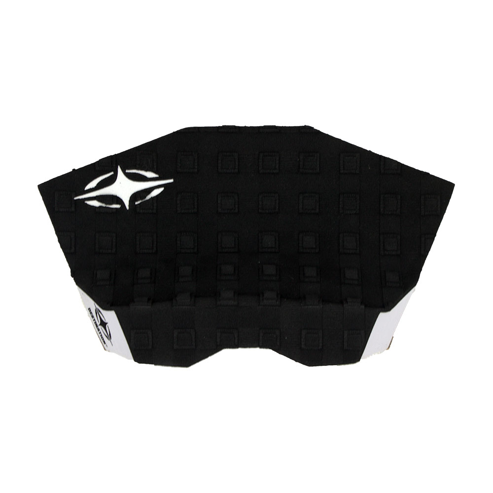 Minimal Kick Pad for Precise Tail Control. テールコントロールを重視するサーファーに向けた、キックパッドのみのトラクション。 アーチを省いたフラットデザインにダブルブロックキックを採用し、踏み込み時のホールド感を高めます。 デッキを広く使いたいライダーや、必要な部分だけにトラクションを装着したいユーザーに最適なシンプルモデルです。 サイズ 長さ： 127mm 最大幅：228.6mm アーチバー高さ：FLAT キック高さ：28.5mm 素材 FEATURES ・LIGHTWEIGHT EVA ・HIGH GRIP PATTERN ・3M ADHESIVE ・MULTI PIECE DESIGN