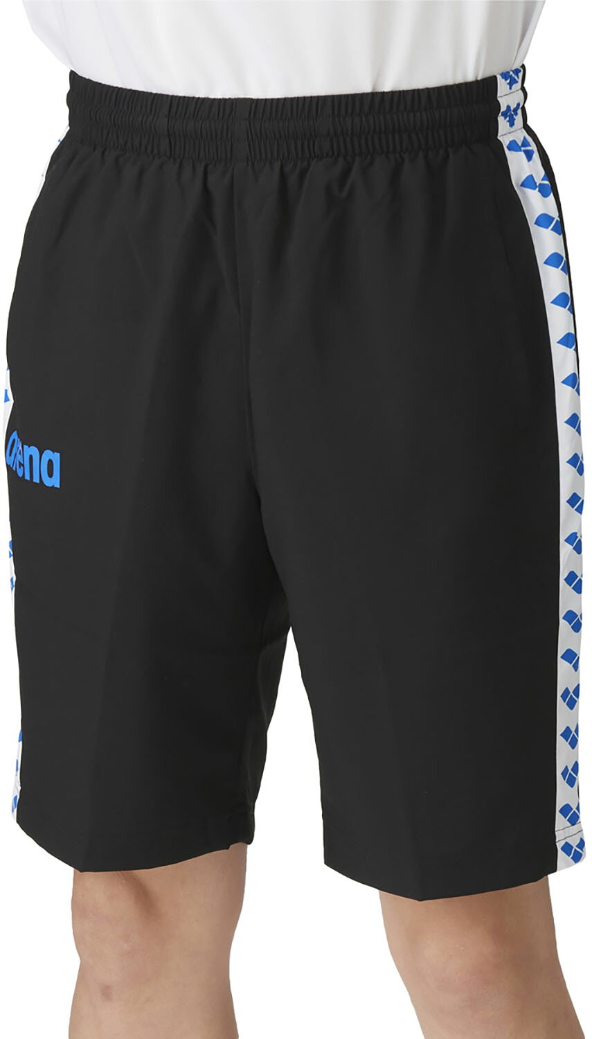布帛ハーフパンツ。チームウェア。スイマーにむけた商品。プールだけでなく、大会の行き帰りにも着用できる。フィットシルエットですっきり見えるパターンを採用。アリーナの定番ライン使用デザイン。左右ポケット有。継続性のある商品のため、チームで揃えるためにおすすめのアイテム。TシャツAS6SHT10Uとあわせるのもおすすめ。同素材アイテム/ジャケット:ASS4JKU001、ASS4JKU003、ASS4JKU007。ロングパンツ:ASS4LPU002、ASS4LPU004、ASS4LPU008。表地/ポリエステル100%、裏地/ポリエステル100%中国水泳 スイム スイミング チーム クラブ 部活 ウエア トレーニング 練習 練習着 パンツ ハーフ 短パン 定番 大会チームウェア