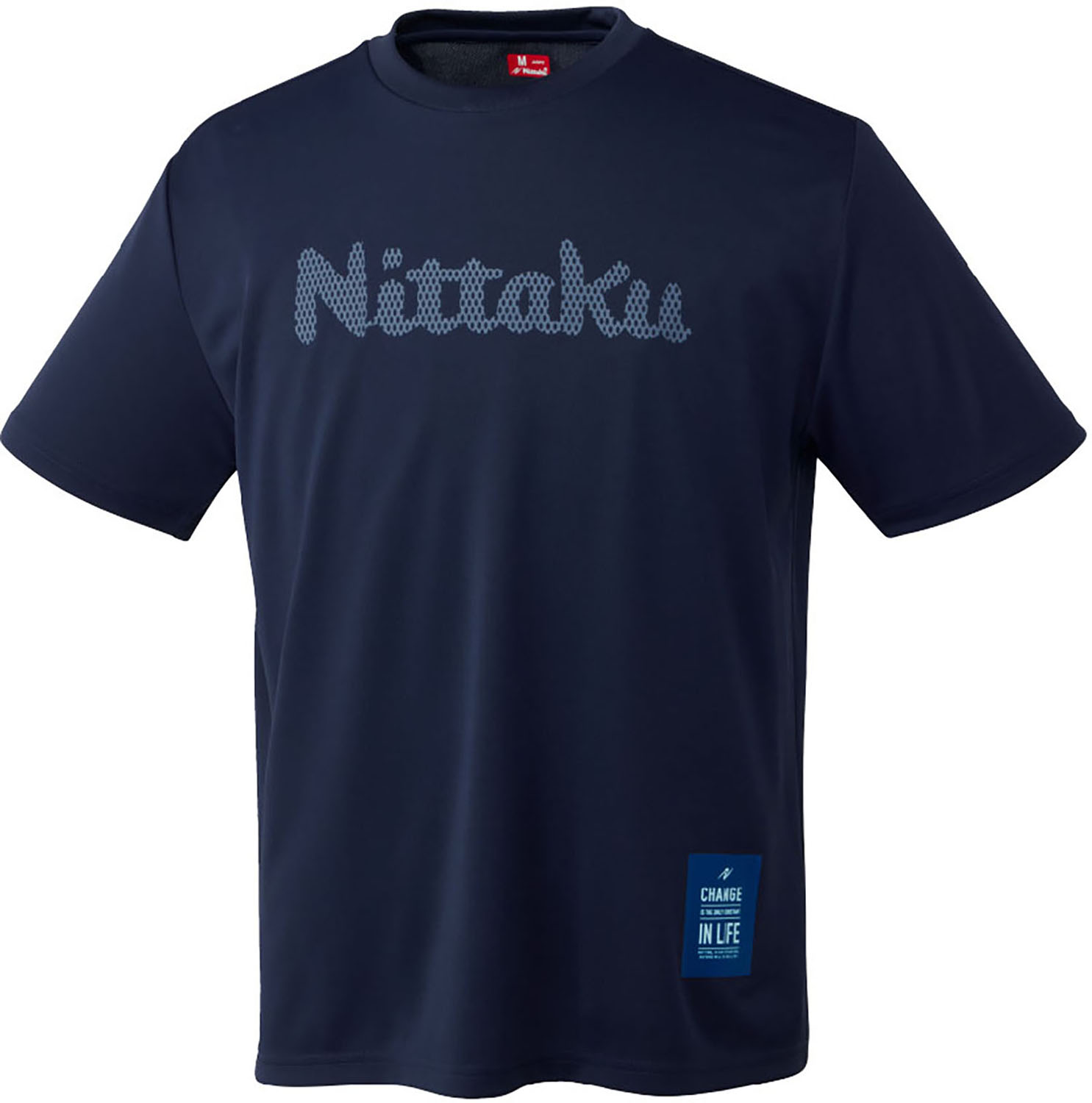 変化を重ねてステップアップしよう！サラッと生地のTシャツ。前面にドット調のニッタクロゴ、左裾には「とどまることなく変化していこう」という想いを込めたメッセージをデザイン。伸縮性が高く、サラッとした生地なので練習にピッタリです。ポリエステル100%吸汗速乾、伸縮中国男女兼用※公式試合では着用できません。Nittaku ニッタク 日本卓球 卓球 ウェア アパレル Tシャツ ドット調 Nittakuロゴ ロゴT