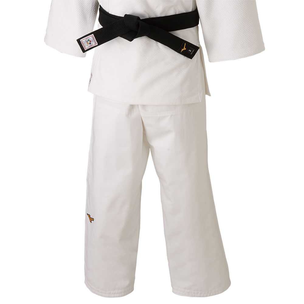 全柔連・IJF（国際柔道連盟)モデル柔道衣日本代表着用トップモデル。着心地を追求した特殊製法による日本製生地を使用。※上衣、帯は別売りです。 ■大会での使用に関しましては、各大会の要綱をご確認ください。 ■IJF公認 ■全柔連規格：全柔連認定番号／JU0221 【ご使用上の注意】 ●いちじるしく素材を痛めますので塩素系漂白剤を使用しないでください。 ●浸け置き洗いはお避けください。 ●汗や水に濡れたまま他の衣服などに触れ合うと色移りすることがあります。またカビがはえることがありますので濡れたまま放置しないでください。 ●綿素材を含むため、洗濯後2％前後程度縮みます。（縮率はあくまでも目安としてご考慮ください） ミズノの「サイズ適合表」は5回〜10回程度洗って縮みが安定してきた時にフィットするように作成しています。購入した時点では手の長さなどが長くても、数回洗っていくとベストサイズになるようになっております。（素材を痛めますので、塩素系漂白剤の使用や浸け置き洗いはしないでください） ミズノは、財団法人全日本柔道連盟のオフィシャルスポンサーです。 ミズノは、IJF（国際柔道連盟）のオフィシャル柔道衣サプライヤーです。 帯は別売りの商品です。 サイズ 【標準】 0号、1号、1.5号、2号、2.5号、3号、3.5号、4号、4.5号、5号、5.5号 【Y体】 1Y号、1.5Y号、2Y号、2.5Y号、3Y号、3.5Y号、4Y号、4.5Y号、5Y号 【B体】 2B号、2.5B号、3B号、3.5B号、4B号、4.5B号、5B号 カラー 01：ホワイト 素材 綾織地 綿70％・ポリエステル30％ 原産国 中国製 ※生地は日本製 対象 実業団、大学生、高校生