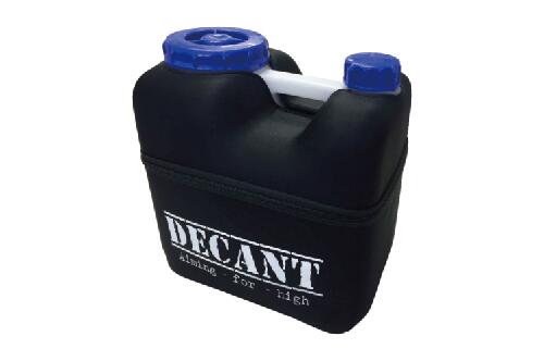 10Lタンクを1個収納可能 ウエットスーツのようにWATERTANKに使用が可能なNEOPREN・CASE。 また、DECAN・WATERTAN・COVE・LITEとの併用でさらに長い時間の保温が可能に！！ 上部は耐久性に優れたEVA素材、下部は伸縮性のあるNEOPRENE素材と 異なる素材で、コンディションを選ばずに使用可能。 ※IWATANI製ポリタンク専用になります。 ※ポリタンクは別売りとなります。