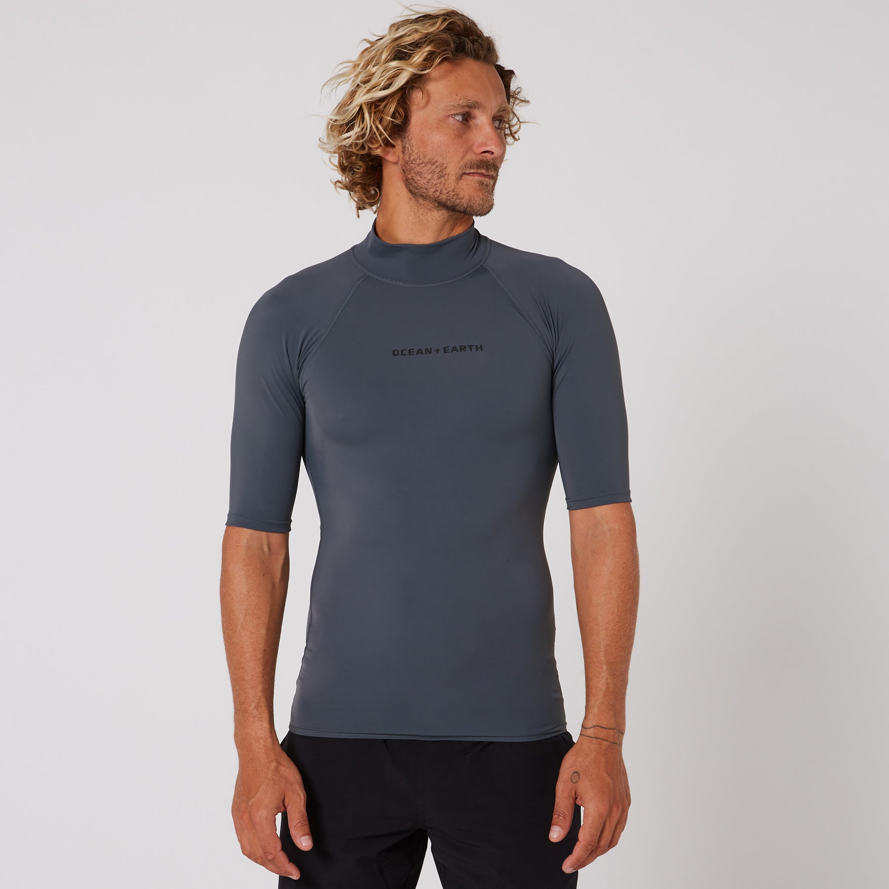 乐天商城 - O&E RASH GUARD MENS SCRIPT S/S CHARCOAL 半袖ラッシュガード サーフィン OCEAN&EARTH