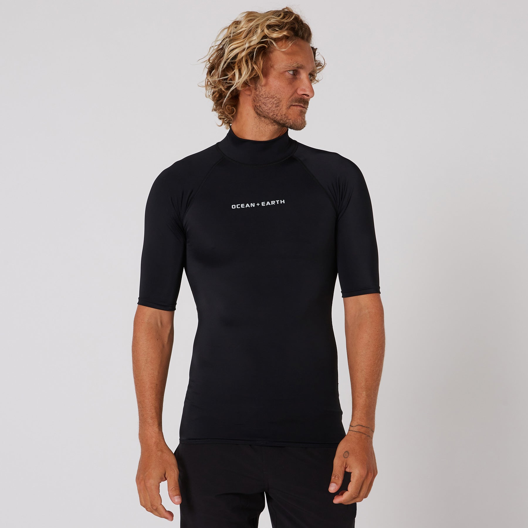 Rakuten - O&E RASH GUARD MENS SCRIPT S/S BLACK 半袖ラッシュガード サーフィン OCEAN&EARTH