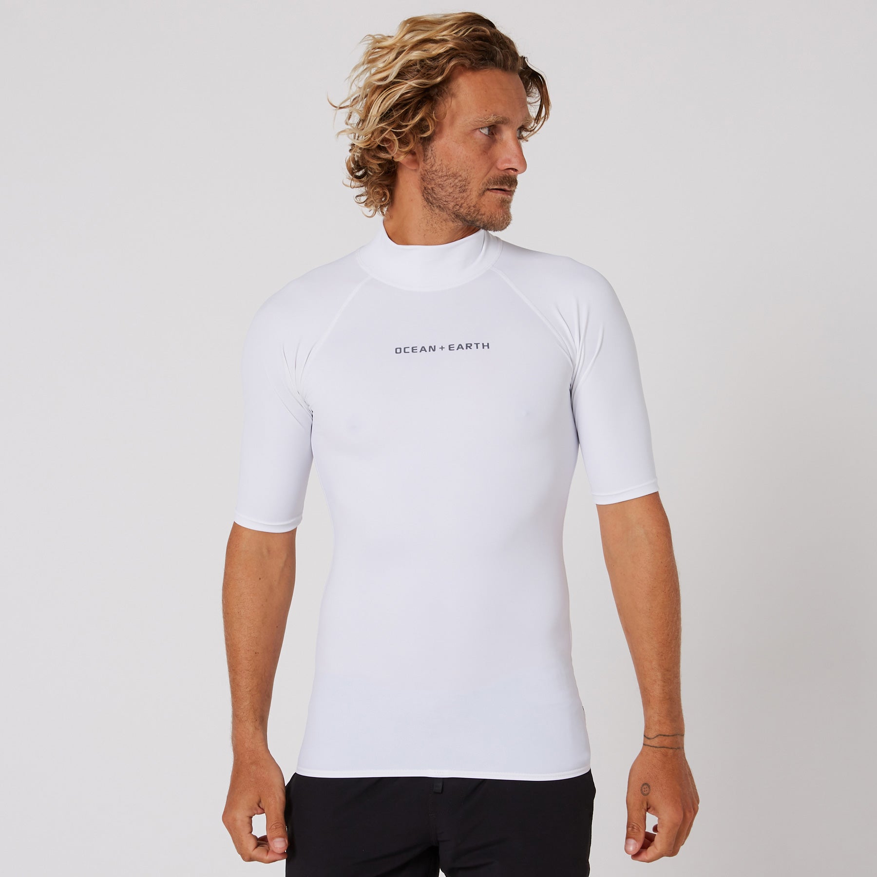 Rakuten - O&E RASH GUARD MENS SCRIPT S/S WHITE 半袖ラッシュガード サーフィン OCEAN&EARTH