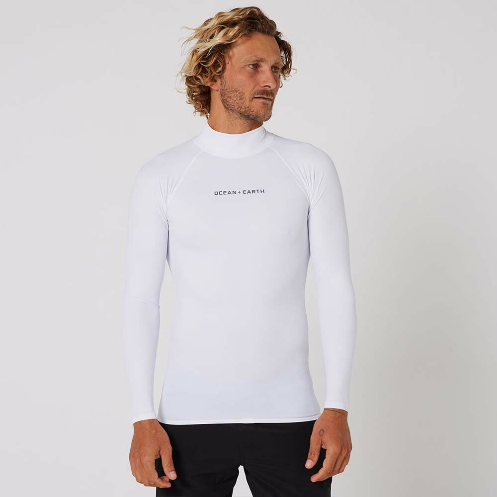【 O&E RASH GUARD MENS SCRIPT L/S】■ 仕様・MENS SCRIPT L/S RASH SHIRT・ハイネック ラッシュガード・60mm ハイネック・長袖・50+ UVプロテクション・身体にフィットするデザイン・フラットロック縫製・ボードショーツと繋げるリーシュ付き・伸縮性と耐久性に優れたナイロン＆エラスチン素材＊サイズ表はあくまで目安になります。
