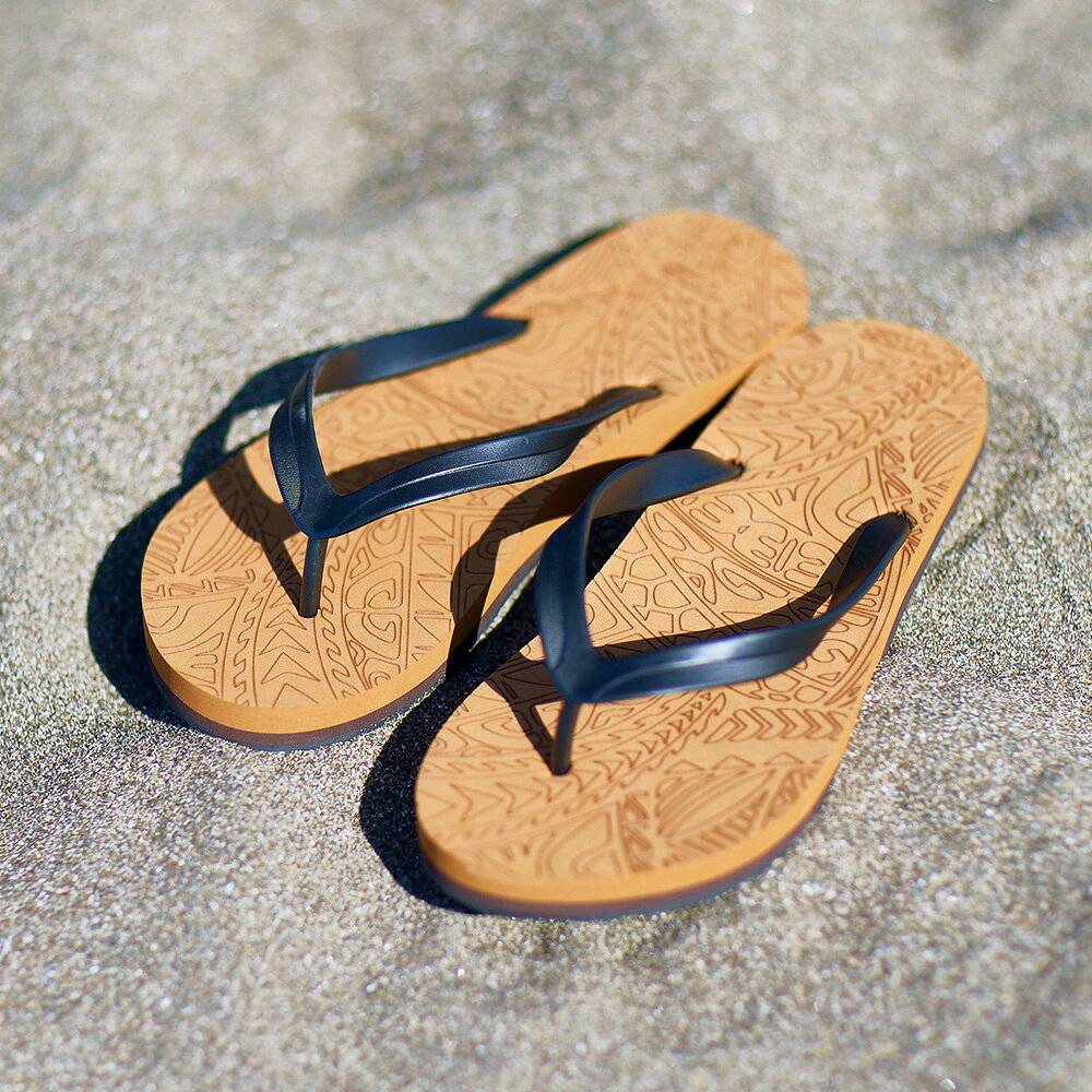 【 TLS BEACH SANDAL（ツールス ビーチサンダル）】・タパ柄エスニックデザイン*・表面は濡れても滑りにくい素材にエンボスデザインで防滑性能アップ・軽量速乾で、さらっとした肌触りのため、一日中履き続けても快適・土踏まずの形に合わせたアーチによってフィット感を向上・地面側ソールは、摩耗に強いTPR素材。さらに凹凸のある TLSオリジナルデザインで雨でも滑りにくい・約17mmの厚ソール（3層構造）採用・耐久性と機能性を兼ね揃えた「TPR（熱可塑性エラストマー）＋EVA+ゴム」の複層サンダル・履きやすく、フィットしやすいエンボス加工が施されたPVCストラップ（鼻緒）・展示用フック付き*タパ柄とはハワイ・フィジー・サモアなど、オセアニア地区にて樹皮を使い伝統的な手法で作られる柄や素材が「TAPA（タパ）」。タパデザインはサーフシーンはもちろん、リゾートファッションとして人気のスタイルになっています。▼ TLS BEACH SANDAL 3層ソールがすごい！▼ビーチサンダルのソール部に3つの素材を組み合わせることで「より安全に、より滑りにくく、より軽量なビーチサンダル」が完成しました。1. 足側　TPR+EVAゴム：防滑性・耐摩耗性を損なわず、さらっとした肌触り2. 中間層　EVA：クッション性を高め、足やヒザへの負担を軽減3. 地面側　TPR：強度が高く、適度に軽く、スムーズな歩き心地を実現■ サイズ展開25cm / 26cm / 27cm / 28cm