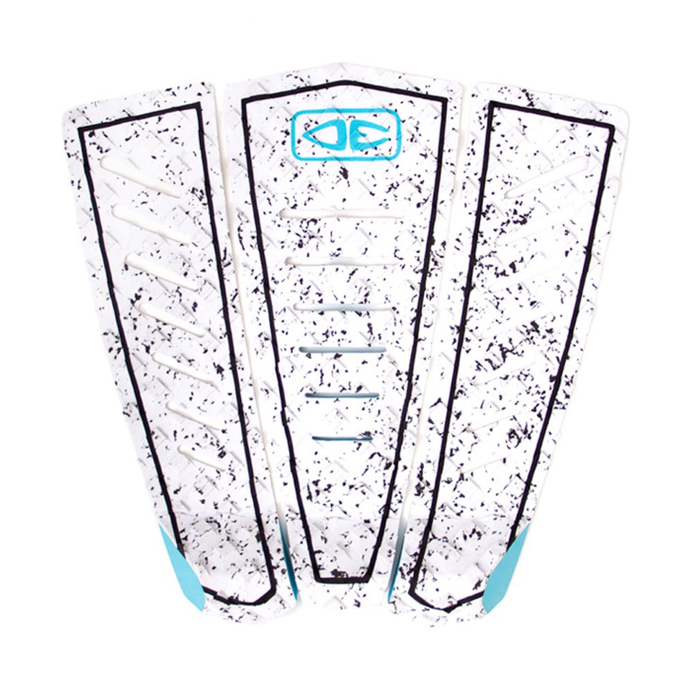 【 O&E KANOA IGARASHI 3 PIECE｜PRO SERIES】 カノア五十嵐のシグネイチャーモデルは、彼が世界有数のトップサーファーである理由を体現しています。彼のサーフィンスタイルは、スピードとパワーの完璧なバランスを保っています。 3ピースともに横長の穴をバランスよく型抜きすることでトラクション重量を最小限に抑え、ライディングスピードをさらに加速させます。 高密度EVAフォームをキックのベースレイヤーに挿入した「エクストラ・ハイパワー・キック」を備えています。 幅の狭いテールではパッドをタイトに保ち、幅の広いテールではグリップを広げてカバー力を高める「タイムレスな3ピース・アウトライン」は、O&Eデッキパッドの中で最も汎用性の高いシェイプです。 O&Eが独自に開発した軽量、高衝撃、耐水性、対候性（耐UV）のEVA仕様で、カノアがこだわりをもって設計したトレッドデザインと最高のグリップ性能を誇るスクエアダイヤモンドグルーブパターンにより、異次元のハイパフォーマンスを引き出します。 ■ 仕様・サイズ LENGH : 305mm WIDTH : 300mm PIECE : 3 ARCH : 7mm KICK : 30mm GROOVE : Square Diamond