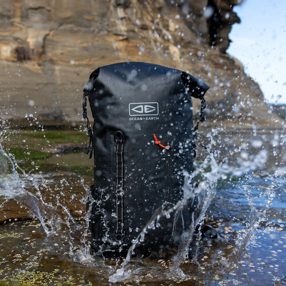 防水ウェットスーツバッグ 容量： 約40L サイズ（目安・約） 上部フタを開いた状態・マチを広げた状態 縦 700 x 横310 x 奥行180mm 上部フタを締めた状態 縦 450mm ・防水ターポリン素材 ・止水ジッパー仕様 フロントポケット ＊チャック開口部：220mm 幅：180mm マチなし ・カラビナなどを付けられるループ ・両サイドメッシュ素材のドリンクホルダー ・軟質プラスティック製バッド付きグラブループ ・クッションパッド付きショルダーストラップ ・背面パッド ・ホイッスル付きチェストストラップ ・ウエストストラップ ・止水ジッパー仕様の内ポケット ＊サイズ 開口部150mm 深さ19.5mm マチなし ・フラットポケット ＊サイズ 幅200mm 深さ225mm マチなし 【ご注意】 当商品は完全防水ではございません。 商品の破損による二次的被害には一切保証は致しません。 予めご了承下さい。