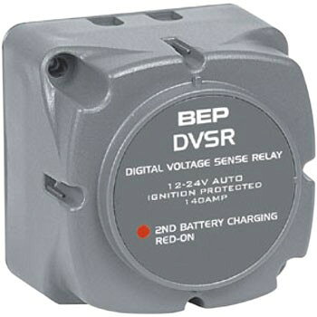 ■サイズ：縦69×横69×高さ50mm■電圧：12/24V■最大電流：140Amp●デジタルDVSRは、従来のVSRをさらに進化させたもので、コックピットなどの離れた場所で作動状況が確認できるLED端子を装備しています。　●サブバッテリーの電圧も感知しており、従来のデュアルタイプの機能をも合わせ持っています。　●また従来のVSRでは常時微量の電気を消費していましたが、DVSRではイグニッションキーやスイッチに配線することでそれを完全にカットする事ができます。　●またDVSRが自ら電圧を感知して12V/24Vどちらにも対応します。　●従来のVSR710-125A 12Vシングル、VSR710-125A 12Vデュアル、VSR710-100A 24Vデュアルに代わる商品です。●リチウムイオンバッテリー、OPTIMAバッテリーなどの極一部の電圧の高いバッテリーでは使用出来ない場合があります。