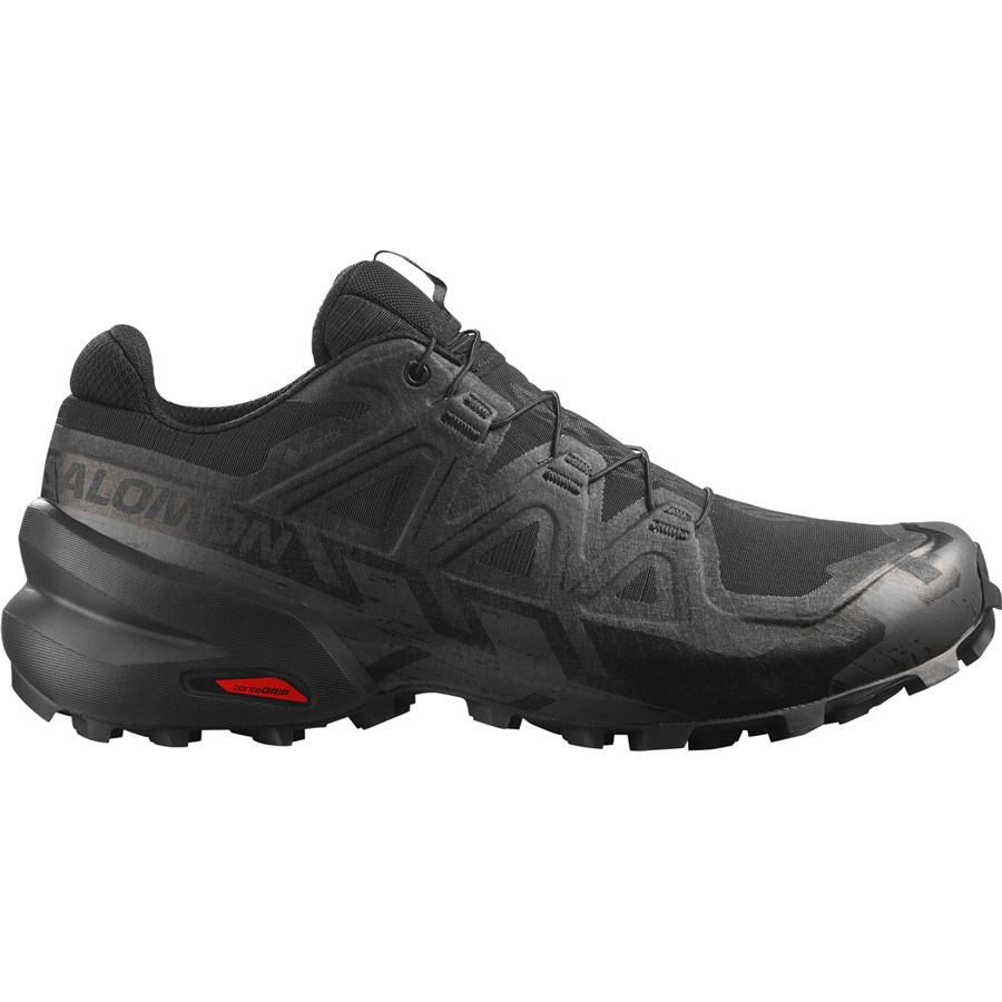 Salomon のルーツに忠実なトレイルの定番 SPEEDCROSS 6。軽量化を追求しつつさらにパワーアップしたこのバージョンは、優れたグリップが地面をしっかり捉え、泥落ちもスムーズです。防水性と通気性に優れた GORE-TEX メンブレンは濡れた地面やぬかるみに最適。アッパーも新デザインですが、SPEEDCROSS の従来の快適さはそのままです。【商品仕様】カラー：BLACK/BLACK/PHANTOMアッパー：合成素材／テキスタイルインソール：テキスタイルアウトソール：ラバーライナー：テキスタイル主な用途：ランニングシューレース：Quicklaceシューズ幅：スタンダードドロップ：10mm防水性能：GORE-TEX