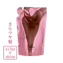 さらツヤ質感 ≪silky×shiny≫ トリートメントで見た目を上げる、さらっとした質感へ。 キューティクル成分に似たスムースリピッドが、さらっとしたすべりとツヤ感を表現。 ◎フルーツとホワイトフローラル感をプラスした「エアリービオニー」の香り 【 jemile fran（ジェミールフラン）とは… 】 スルンと絡まらない、キレイに揺れ動く髪に変えるヘアケアシリーズ。 働く20代の女性のキモチに寄り添って考えられていて、忙しくても簡単にヘアケアできます。 20代女性の髪は中間から毛先にかけてダメージが起こりやすく、特にカラーやアイロンなどキレイを追求している女性ほど、絡まりが出てしまっています。 そんな髪を、毎日シャンプーで洗うだけで髪の毛一本一本のキューティクルが整った美しい髪質に整えます。 また、やさしくリラックス感のあるピュアピオニーの香りが、バスタイムを心地良く演出します。 商品詳細 内容量 400g メーカー ミルボン 商品名 ジェミールフランシルキーシャイニー カテゴリー ヘアケア トリートメント 使い方 シャンプー後充分に水気をとり、毛先から塗布し、髪の中間までなじませます。 ベタつきの原因になるので、根元にはつけないでください。 最後はしっかり洗い流しましょう。 成分 水、ジメチコン、セタノール、ステアリルトリモニウムプロミド、テトラオクタン酸ペンタエリスリチル、ステアリルアルコール、アモジメチコン、イソプロパノール、カルボキシメチルアラニルジスルフィドケラチン（羊毛）、クオタニウム-33、γ?ドコサラクトン、イソステアリン酸イソステアリル、セバシン酸ジエチル、ローズヒップ油、ラウリン酸スクロース、ラウリルベタイン、ジココジモニウムクロリド、ステアルトリモニウムクロリド、シクロペンタシロキサン、ジメチコノール、BG、エタノール、AMP、エチドロン酸、フェノキシエタノール、香料 広告文責: リーチフェイス株式会社　TEL 06-6711-0344 区分: 化粧品