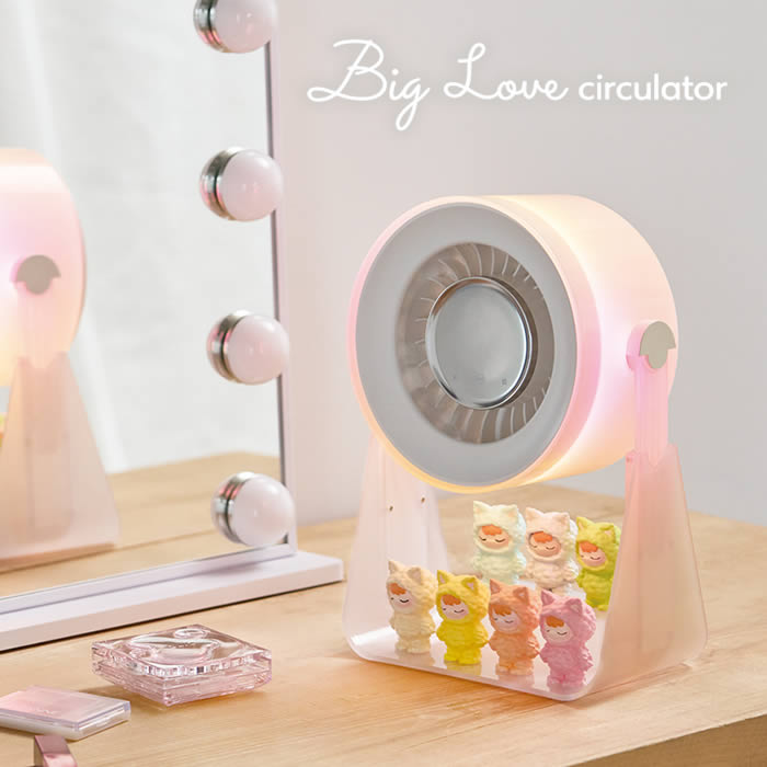 「Big Love circulator」は、好きなフィギュアやアクリルスタンドを台座に飾ることができる、“推しの祭壇”のようなデスクトップサーキュレーターです。 単色11色に加え、レインボーのグラデーションやゆらぎライトなど、全18パターンのマルチカラーライトを搭載。 ゲーミングPCなどの多色LEDデバイスとも相性がよく、推しのイメージカラーやその日の気分に合わせて、さまざまなライト演出を楽しめます。 風量は100段階で細やかに調節可能。 首振り調節や高さ調節にも対応し、さまざまなシーンでマルチに活躍します。商品詳細 商品名ビッグラブサーキュレーター ホワイト 品番：AFC-304 ポイント「Big Love circulator」は、好きなフィギュアやアクリルスタンドを台座に飾ることができる、“推しの祭壇”のようなデスクトップサーキュレーターです。 単色11色に加え、レインボーのグラデーションやゆらぎライトなど、全18パターンのマルチカラーライトを搭載。 ゲーミングPCなどの多色LEDデバイスとも相性がよく、推しのイメージカラーやその日の気分に合わせて、さまざまなライト演出を楽しめます。 風量は100段階で細やかに調節可能。 首振り調節や高さ調節にも対応し、さまざまなシーンでマルチに活躍します。 商品詳細風量調節/100段階 連続運転時間/約1.5?12時間 　※送風のみ フル充電時間/約2.5時間 後ろガード取り外し可能でお手入れできる サイズ約幅19.5×奥行11.5×高さ22.5〜32.5cm 電源内蔵電池/リチウムイオン電池 3,000mAh コードの長さUSBケーブル長さ/約1.0m 素材ABS樹脂、ポリカーボネート 重さ約980g メーカーアピックス 付属品USBケーブル ※ACアダプターは付属しておりません。 ご注意事項お使いのモニターの性能・環境・設定によって、実際の商品と色見が異なる場合がございます。