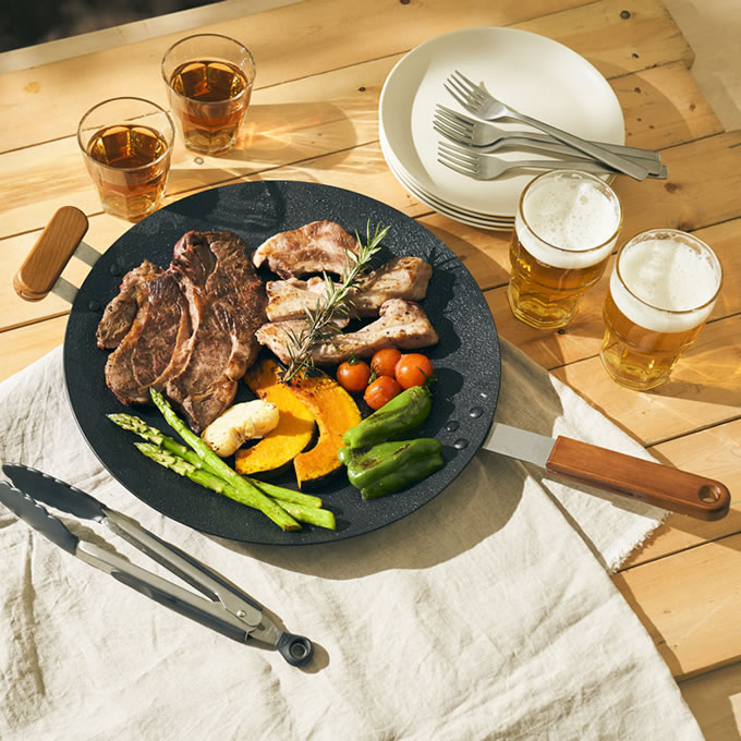 マルチグリドルパン BGP34G ドウシシャ ／ 鉄板 アウトドア キッチン 丸型鉄板 フライパン 鉄鍋 ガスコンロ 炭火 熱伝導 ステーキ キャンプ BBQ バーベキュー 焼肉 おしゃれ 取っ手