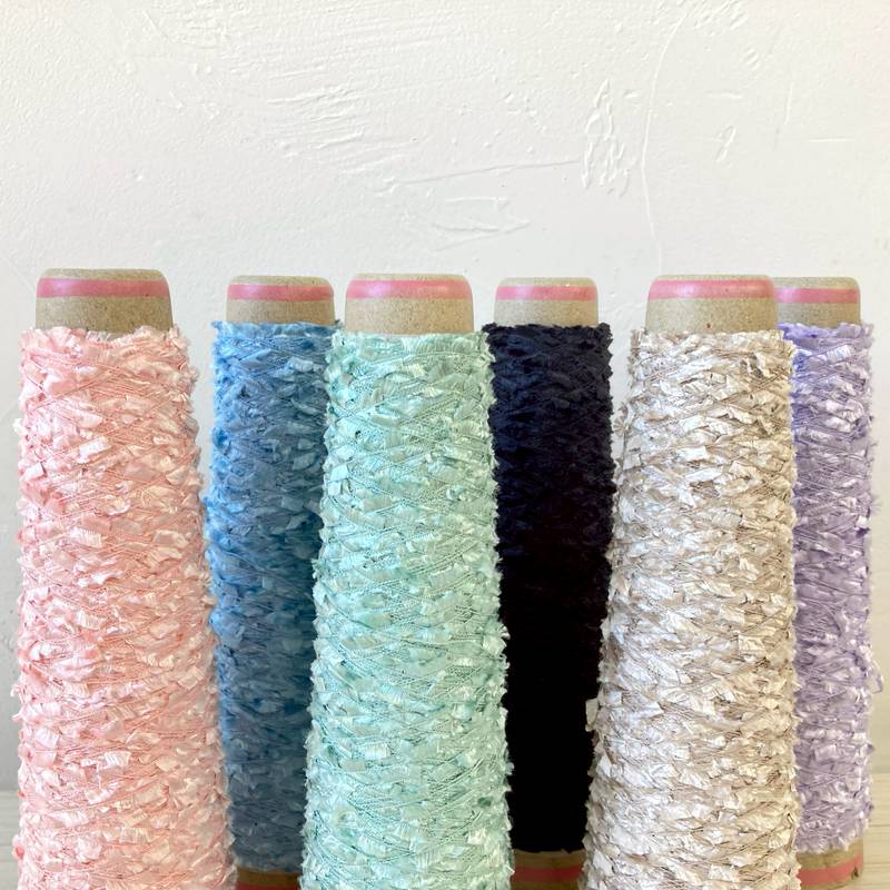 片羽フラッグ 20g (約108m)人気 タッセル ピアス シュシュ 通販 指編み アートヤーン 引き揃え糸 ファンシーヤーン 毛糸 編み物 俵 織物 手織り 手織 織り糸 織糸 手編み 手編