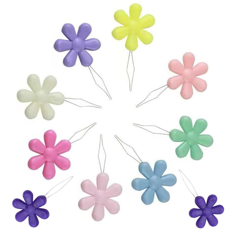 糸通し 10枚入り 針糸通し 通し 刺繍用 ミシン糸通し ツール 花形 DIY 手芸 裁縫道具 裁縫 刺繍 クロスステッチ アクセサリー カラフル包装内容：10点セット（色はランダム）、サイズ：約4.2×2 cm、重量：1個約1.2 g材質：良質なプラスチックと金属が結合し、丈夫で長持ちし、糸を通すのが難しい人のために設計され、手芸と裁縫をもっと楽にして面白くしますデザインが精巧で実用的：多種の色と模様模様、可愛らしさとファッションを兼ね備えている。工夫された大きさと形で、握り心地が良く、使いやすいです。使い方は簡単で便利です：1.糸通しヘッドを針穴に簡単に挿入します。2.糸を通しコイルに入れる。3.糸通し器を抜くと、糸が針の穴を簡単に通り抜けることができます。多機能用途：手針やミシン針の糸通しに適しており、ビーズやキーホルダーの修理などの細かい手作業にも使用できます。