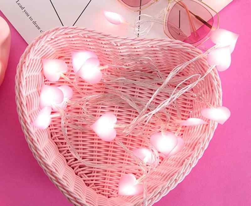 イルミネーション ハート型 LED ストリングライト クリスマス 結婚式 電飾 飾り 屋内用 電池式ハートの形の可愛いLED電飾が連なる、イルミネーションライト、飾り付けライト。幻想的でムードある柔らかくおしゃれなライトのカラーで、華やかな雰囲気を演出します。電池式ですので、電源の場所を選ばすお好きな場所に設置が可能。操作はスイッチの切替えのみで簡単にお使い頂けます。点灯モード、点滅モードの2つのモードの切り替えが可能。ライトを点灯しなくてもキュートなハートの飾り、インテリア装飾になるお洒落なデザイン。部屋の窓や天井の飾り付け、誕生日などのホームパーティーのイルミネーションに、結婚式などのパーティーのデコレーションライトとして、飲食店や店舗の飾りに、クリスマスやハロウィンの装飾用、学園祭の飾りつけ 、クリスマスツリーのオーナメントとして、テントの装飾としてなど様々な場面でお使い頂けます。カラーバリエーション：ピンク、水色、パープル(紫)/乾電池式：単3電池3本使用(商品に電池は付属しておりませんので別途ご準備下さい)/商品タイプ：3m30灯(3mコードにハートled30個)、50m50灯(5mコードにハート型led50個)/ハート飾り1個のサイズ(約)：3.2cm×3.3cm