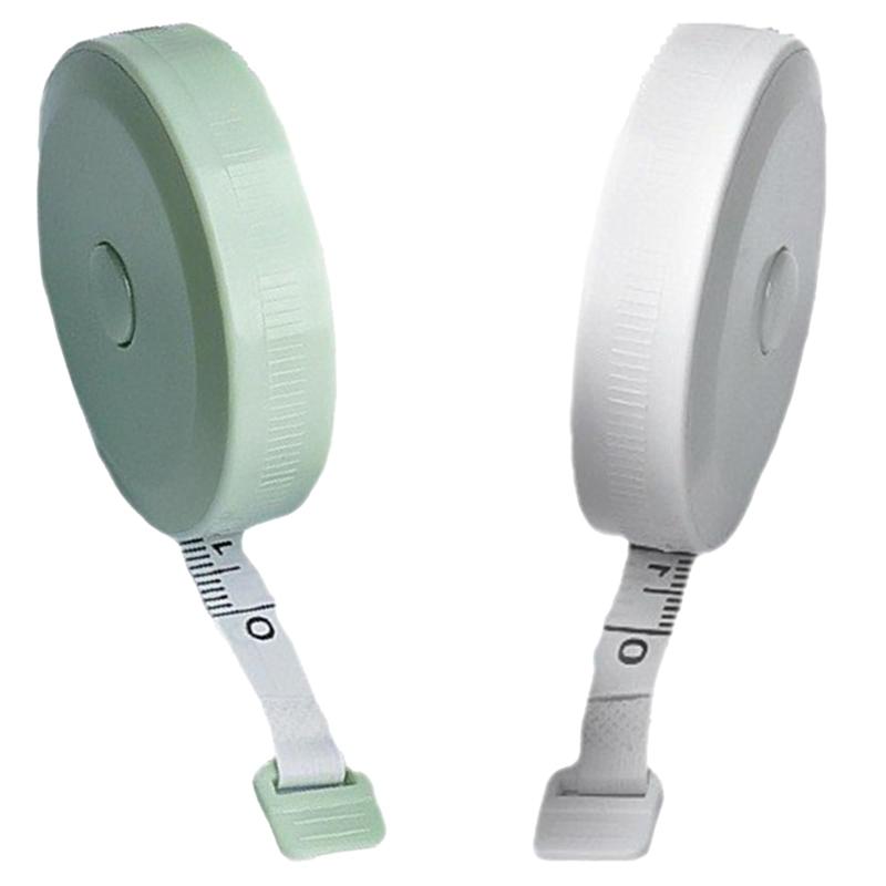 BOJIDO プラスチック製のメジャーテープ 自動巻き取り式でサッと収納 センチ＆インチの両面目盛りでウエスト バスト測定もラクラク 洋裁 手芸 スリーサイズ計測に大活躍の軽量メジャー (1.5【製品内容】 プラスチック製のメジャーテープ、両面目盛、インチ センチ、150cm 60inch(1.5m 2個セット ホワイト×グリーン)【商品の特徴】 センチとインチの両面目盛りが精密印刷され、柔らかい素材で曲面にもフィット洋裁も体型測定も正確にこなせ、クルッと巻いても目盛りがずれないプロ仕様。最大150cmまで測れるから大型家具のサイズ確認にも対応します。【持ち運びが簡単】 コンパクトサイズ＆軽量設計でポケットやポーチにスッポリ収納。自動巻き取りでバラバラになる心配もなく、外出先でのサイズ測りに便利鞄の中でかさばりません。【使いやすい】 中央ボタンを押すだけでメジャーがスルスル自動巻き戻り、片付けが一瞬引き出す時はボタンを押しながらスッと伸ばし、止めたい位置で離せばピタッと固定。滑り止め加工で測定中もズレ知らずのストレスフリー設計です。【幅広い用途】 バスト・ウエスト・ヒップの体型測定から、洋裁・手芸・DIY・家具サイズ測り、オフィスの備品管理まで1本あれば家庭から仕事場まで、あらゆるシーンで大活躍する万能メジャーです。