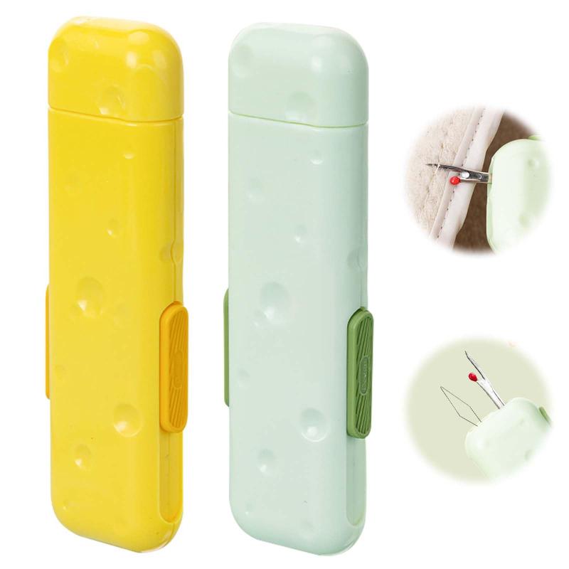 PAVIKE糸通し器【2個セット】糸通しスレダー 針糸通し器 縫製用糸リッパー DIYの工芸品、3-in-1のデザイン、使いやすい、裁縫愛好家の手縫いの工芸品などに適し [並行輸入品]【素材】糸通し器は高品質の素材で作られており、丈夫で強く、壊れにくく、長持ちし、鋭く、耐久性があり、長寿命です。【パッケージ】カラフルな針糸通し器2本（緑*1+黄*1）が届きます、標準サイズは約11*3*1cmです。簡単で快適な操作、3-in-1デザイン（糸通し、糸外し、針収納）、非常に便利で、あらゆる縫製ニーズを満たすことができます。【特徴】縫製用糸リッパーは3-in-1設計を採用し、針通し、針外し、針収納が迅速で便利です。針収納箱の底は、揺れが落ちにくく、針が落ちることを心配することなく安全に持ち運べます。コンパクトなデザインで、場所を取らず、握り心地がよく、持ち運びに便利で、収納しやすい。【使いやすい】糸通しスレダーを針穴に通し、ワイヤーを装着し、最後に糸を引き出すだけで糸通しが完了します。糸の取り外しは非常に簡単で、引き込み式のデザインにより操作がより便利になります。【幅広い用途】針糸通しは幅広く使用されており、手縫い、手作り、編み物、クロスステッチ、キルティングなど、さまざまな縫製プロジェクトに適しています。縫製プロジェクトをはるかに簡単に完了できるようになります。この多用途のツールは、裁縫愛好家にとって理想的な贈り物です。