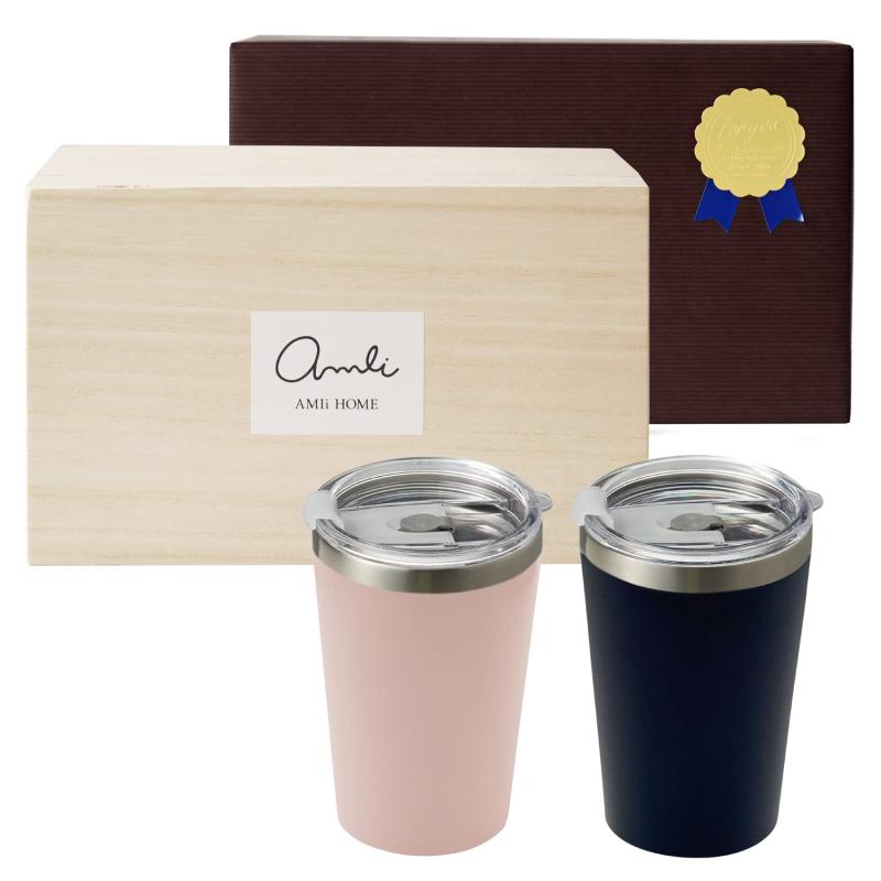 Dolce duo タンブラー コンビニカップ対応 ふた付 保温 保冷 ステンレス 真空断熱 二重構造 カップホルダー 400ml 2個セット (ギフト包装済) ピンク ネイビー テイクアウト ギフトセット 木箱入 D本体サイズ：Φ8.8×h12.5cm（400ml）素材・材質：カップ/ステンレス　蓋/ポリプロピレン・シリコン・TPE原産国：中国BOXサイズ：約25.4×15.6×h10.5cmコーヒーカップのサイズによっては、うまく使用できない場合がございます。予めご了承くださいませ。【ギフトとして送付する場合の注意事項】通常の発送では、送り主名は表示されません。ご注文時の「ギフトの設定」にチェックを入れますと、「送り主様名」が表示され誰から届いたかがわかります。【包装紙の柄の向きについて】 ストライプ模様の向きは、裁断や包み方の都合により画像と異なる場合がございます。あらかじめご了承ください