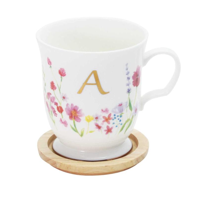 優しく可憐な花々が描かれた上品なデザインの マグカップ 350ml ゴールドであしらったイニシャルが素敵 蓋にもなるコースター付 小皿としても リボン付きのボックス入り 日本製 7種類から