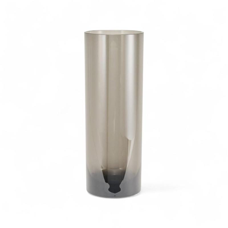 匠美風 SHADE 花瓶 割れにくいグレー φ15xH40PNO-638042サイズ（cm）：約φ15×H40｜口径φ14/重量：約 1,320g/容量：約 5.4リットル●割れない:高いところから落ちても、割れない・欠けない。とても丈夫な素材です。 耐衝撃性はABSの5倍、PEやアクリルの50倍●花が長持ち:バクテリア繁殖率が1/4以下のため、花が長持ちします。素材の凹凸が少ないことでバクテリアの発生をおさせることができます。●透明度:ガラスのような見た目・透明度・輝き。可視光線透過率は80～90％ 高級ガラスと同等の透明度です。●良質な原材料:ポリカーボネート原材料の中でも厳選した最高ランクの原材料を使用しています。