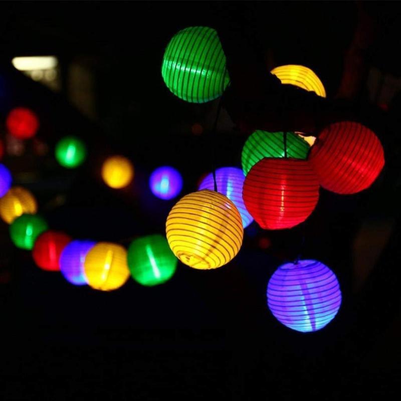 MOTOSTAR イルミネーションライト ソーラー 20led 5m ストリングライト led 屋外 太陽充電 IP65防水 自動ON/OFF クリスマスライトソーラーパネル飾りライト パーティー新年学園祭屋外室内庭対応【ソーラー充電式】最新の太陽光充電式なので、電気代は0円日当たりよい場所に置くだけで自動充電、自動点灯。満充電状態で、一晩約8〜15時間光り続けます。設置後の操作は一切不要です。注意：充電する前に、スイッチをONの状態で設置してください。OFFの状態で充電できないです。【点灯モードは8種類】全点灯、波の変化、点滅 、呼吸灯、走馬燈など全8種類の点灯モードが付くから、「Mode」ボタンを押して、お好みの雰囲気やシチュエーションに合わせてお選びいただけます。【配線工事不要】地面に差し込むだけで設置完了。自動点灯・消灯なので点け忘れや消し忘れもなく、毎日イルミネーションを楽しめます。イルミネーション初心者におすすめ。 ご注意：点灯テストの時、ソーラーパネルを暗い環境に置いてくだい。周りが明るいなら、手または毛布でソーラーパネルを覆いて、点灯できるかどうかをご確認ください。【屋内/屋外兼用】発熱量が圧倒的に少ないので、巻きつける植物を痛めません。植物を傷めない、環境にやさしい。 防水等級がIP65です。屋外での使用可能庭、植木、その他の場所など色々な場所に飾りつけることができます。【商品仕様】ソーラーイルミネーションライト、LED間隔15cm、合計20個電球 、全長5M、ウォームホワイト（電球色）、8点灯モード。