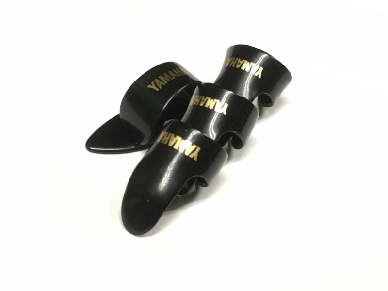 【ピックセット】YAMAHA ヤマハ Thumb Pick サムピック×1枚 Finger Pick フィンガーピック×3枚合計4枚セットサムピック1枚、フィンガーピック3枚のセット色：黒