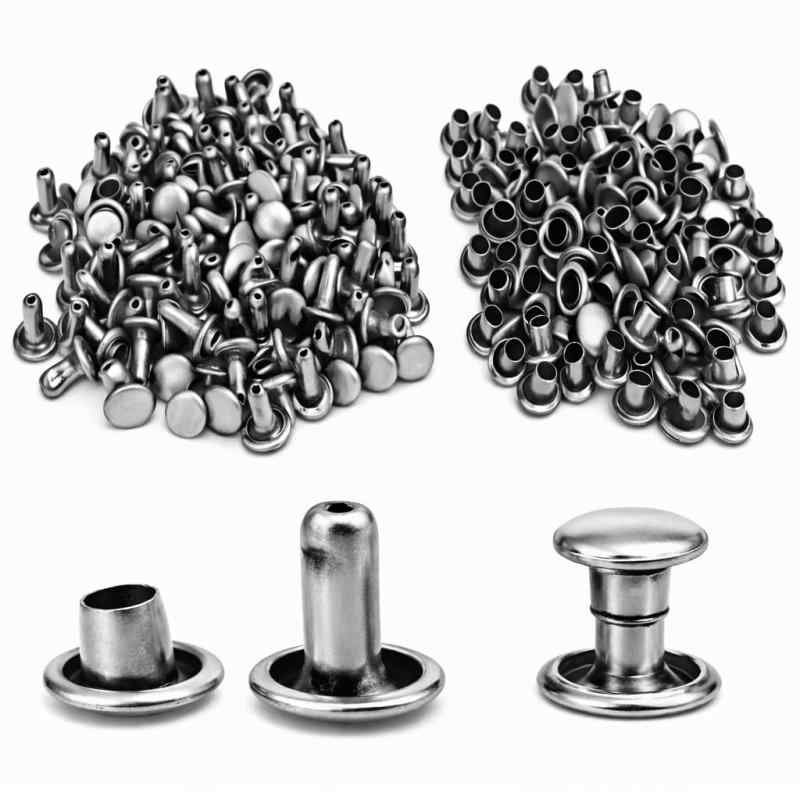 両面カシメ 大 9mm 8mm（足）100組 シルバー レザークラフト 革・バッグ補修 金具 手芸 クラフトパーツ屋カシメの付け方は専用の工具（打ち具）で付けます。 付け方のコツは打ち具とカシメを垂直にして取付けます。 釘を打つように数回に分けて付けて最後に力を入れて取付ければ外れることはありません。取り付けるもの（革・布地）よりカシメの足が少しでるくらいががベストです。 取り付けたカシメと取り付けたものに隙間がなく、動かなくなるまで取り付けたほうがしっかりとします。手芸 レザークラフトなどの初心者の方から趣味でハンドメイドを始めてみたい方にまで愛用していただいています。DIY好きな方にお勧めです。革小物（タグ・トレイ・）・ストラップ・キーホルダー等 さまざまなシーンでつなぎ合わせや接合に大活躍します ・頭 凹と足 凸が別々に袋に入っているので作業がしやすいです。D：頭の直径 9mm d：足の直径 2.9mm L：足の長さ 8mm カラー＆鍍金：シルバー色（ニッケル鍍金）100組セット