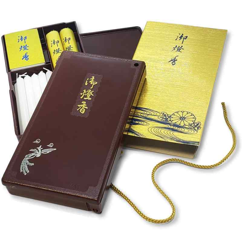 漆ぷろだくと 国産 御燈香セット【ミニ】お墓参り用【寸法】ミニ　縦14.3cm×横8.3cm×厚2.0cm【内容】[線香]2束　[ローソク]10本　[手提げ紐]1本【素材】[ケース]樹脂製(ポリスチレン)　[カバー]紙製【産地】国産　和歌山製お墓参りの必需品をワンセットにしました。薄型・コンパクトで、ハンドバッグや上着のポケットにすっぽりと収まります。【漆ぷろだくとオリジナル商品】専用パッケージでお届けいたします。