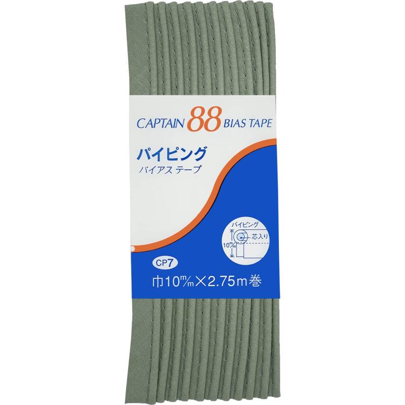 CAPTAIN88 キャプテン パイピングバイアステープ 10mm幅×2.75m巻 #371 グリーン系 CP7細い 芯 入 りの バイアス テープ です。 切り替え 部分や、 表布 と 見返し の間にはさんで 飾り にしたり、 バッグ などの 縁 に使うと 補強 の役目も果たします。 ファスナー 用 押え金 を使うと簡単に縫えます。商品本体サイズ:約10mm幅×約2.75m巻素材: ポリエステル 65% コットン 35%パイピング ( 芯 入り )タイプ洗濯 時のご注意: 水洗い は充分にして、水洗いのあとは、早く干してください。 / なま乾きのままで アイロン をかけると色落ちすることがありますので、よく乾かしてからアイロンをかけてください。 / 絞ったままや、水につけたままでの長時間にわたる放置はさけてください。