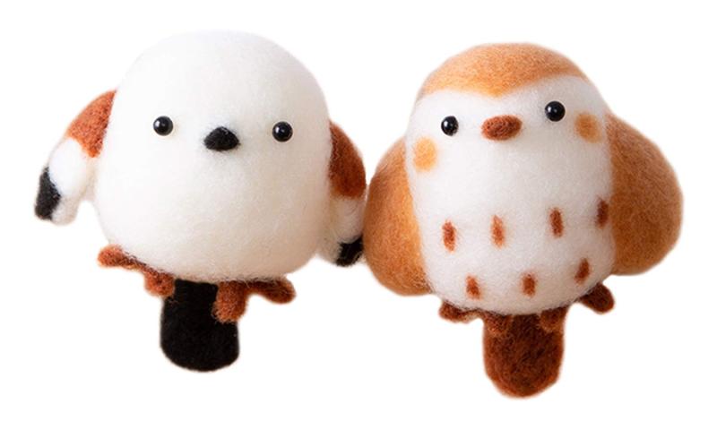 ハマナカ 羊毛フェルトキット marukoro アクレーヌまるころシリーズ しまエナガとふくらスズメ H441-529 ブラウン品番:H441-529仕様:羊毛フェルトキットデザイン:はっとりみどり色・柄:しまエナガとふくらスズメセット内容:アクレーヌ、目、レシピ用意する物:フェルティングニードル極細(H441-023)、フェルティング用マット(H441-015)又はアクレーヌスターターキット(H441-047)、はさみ、目打ち、ボンド出来上がりサイズ:シマエナガ/高さ約6cm ふくらすずめ/高さ約6.5cm難易度:イージー