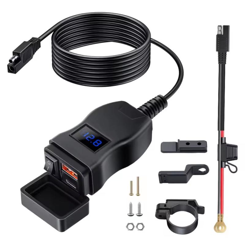 zmart QC3.0 オートバイ USB 充電器 12V 防水ソケット ハンドルバー セル クイック チャージャー アダプター 電圧計付き モーター アクセサリ シガーソケット 電圧計 防水USB バイクアクセサリー 写真は他のバリエーションを使っていますが、商品は1枚目の写真の物です。 電源入力: DC 12V 重量: 142g 出力インターフェース: 5V3.4A/9V2.5A /12V2A 材質: 高温および低温耐性の環境保護素材 特徴: 6.8A QC3.0 超急速充電器 2 つのデバイスを同時に充電可能 青色 LED 電圧測定 2 つの取り付け方法: ハンドルバー取り付けアクセサリ。ネジ取り付けアクセサリ 幅広く使用されています: 携帯電話、タブレット、スポーツカメラ、MP3/MP4、カーレコーダー、ゲーム機、USB ライト、ビデオカメラなど。 配線手順: 方法 1: 車両に SAE ソケットがあり、極性が当社製品と一致している場合は、直接接続して使用します。方法 2: 車両に SAE ソケットがあり、極性が当社製品と逆の場合は、まず SAE 逆極性アダプターを使用してから接続してください。 方法 3: バッテリーを直接接続して使用する場合は、当社が提供する電源延長コードを使用してください。 説明: 防水デュアル USB カバーが付属しており、屋外での使用に完全に対応しています。 この USB 充電ソケットは、難燃性、耐高温および耐低温、耐腐食性の ABS 環境保護素材で作られています。 デュアル USB 充電器と電圧計が付属し、デュアル USB 出力で 2 つのデバイスを同時に充電できます。デジタル電圧表示により、車両の電気的安全性を監視することができます。
