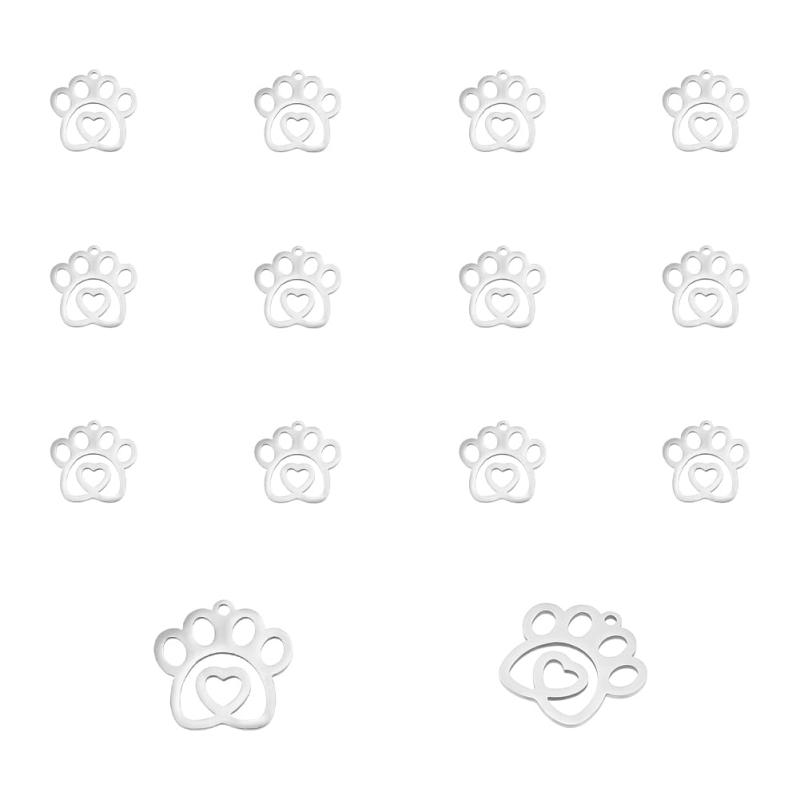 UNICRAFTALE 14個 動物 猫 犬 足跡 チャーム フラット ステンレススチール 足跡 チャーム ハート 中空 足跡 チャーム メタル 子犬 プリント チャーム ジュエリー製作用 DIY ネックレス ブレスレッ素敵な形:この金属製の子犬のプリントチャームは、ペットの足のデザインが特徴です。鮮やかでクラシックで、楽しくリラックスできる雰囲気に満ちています。これらのチャームを使って自分だけのスタイルのプロジェクトをDIYすることができます。あなたをより魅力的にするだけでなく、シックなテイストも表現できます。信頼できる素材:これらの動物の足跡ペンダントは主にステンレススチール製で、丈夫で硬く、使用に適しており、色あせや破損しにくく、長期間使用できます。各チャームには使いやすい穴があります。サイズ:幅約17mm、長さ16.5mm、厚さ1mm、穴:1.4mm、14個。交換や共有に便利。十分な量で、日常生活における多様なジュエリー製作のニーズを満たします。多用途:DIYクラフトプロジェクト、ブレスレット、ネックレス、ファッションコスチュームジュエリー作り、足首ジュエリー製作、ネックジュエリー作りなど、あらゆる種類のジュエリー作りに最適です。 動物を愛するすべての人に適しています。絶妙なギフト:感謝祭、クリスマス、新年などの日に、家族、友人、兄弟、近所、クラスメート、同僚などにこの子犬のプリントチャームを送ることができ、あなたの愛と思いやりを示し、関係を強化することができます。