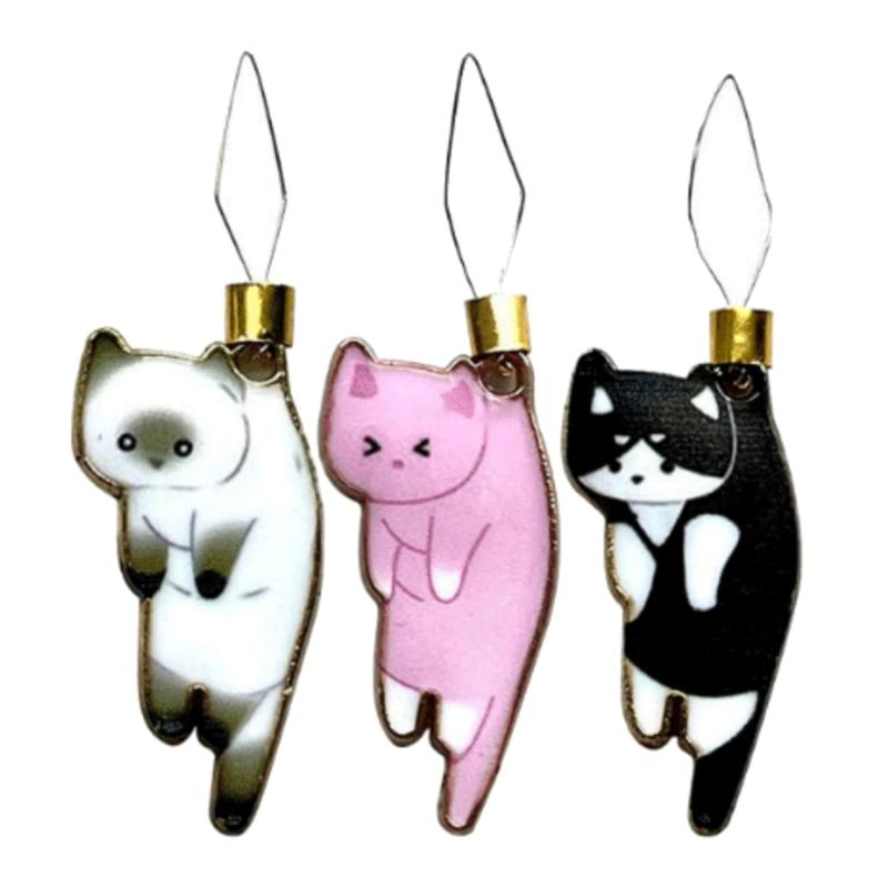 [moonfarm] 針糸通し 猫 選べる6色 針ヘルパー 可愛い 手芸 道具 ネコ 裁縫 便利 ツールこの針糸通しは、愛らしい吊りポーズをとった猫のデザインです。【種類】〇〇【1つのサイズ】長さ4cm×幅1.25cm×厚み0.2cm【重さ】1g可愛い猫の形は、作業をより楽しく心地よいものにしてくれます。ひとつ持っているだけで、糸を針に通す作業が迅速かつ効率的になります。小さな道具なので、紛失しやすいです。特定の形状やサイズにしか使えない場合があり、あらゆる種類の針に対応できるわけではないので注意が必要です。【用途】手芸、服飾、裁縫など【使用例】刺繍、クロスステッチ、キルティングなど