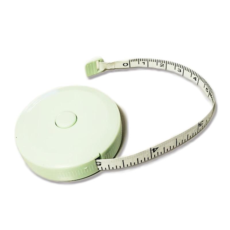 AVILMORE メジャー 巻き尺 2m 裁縫 洋裁 手芸用 テープメジャー 両面目盛 200cm 79inch バスト ウエスト 測定 インチ センチ メジャー 服 巻尺 オートメジャー 巻取りボタン付き 計測 手芸 軽量 胸囲【使いやすく、正確な計測ができる2m巻き尺】 本製品は、最大2メートル（200cm／79インチ）まで測れる両面目盛付きのテープメジャーです。センチとインチ両方の単位で表示されており、国内外問わず幅広い用途に対応。巻き取り式でスムーズに使用でき、日常の採寸作業がより快適になります。【自動巻取りボタン付きで簡単操作】 巻き尺の中心にある巻き取りボタンを押すだけで、自動でテープがスムーズに収納されます。片手でも簡単に操作できるため、忙しい作業中や片手がふさがっている時にも便利。初心者からプロの方まで、誰でも扱いやすい構造になっています。【裁縫・手芸・ダイエット・健康管理に最適】 洋裁・和裁・手芸などの細かな採寸はもちろん、ウエスト・バスト・ヒップ・腕周り・腹囲など、体型測定やダイエット中のサイズチェックにも活躍します。家庭用としてはもちろん、サロンや病院などでもご利用いただけます。【軽量・コンパクトで持ち運びにも便利】 小型かつ軽量な設計で、ポケットやポーチに入れてもかさばりません。外出先や出張先での使用にもぴったりで、バッグに常備しておけば、必要なときにすぐ取り出せて便利です。【耐久性のある設計で長く使える】 高品質な素材を使用しており、日常使いに適した耐久性を実現。テープ部分はしっかりとした柔軟素材で、長期間の使用にも安心です。両面目盛で視認性も高く、長く使える計測ツールとしておすすめです。【本体サイズ】直径5cm、厚さ1.5cm　重量約25g 【メジャー長】センチ/インチ両面表記　最大200cm（79インチ）【カラー】ホワイト/ブルー/ピンク/グリーン【メジャーテープ素材】ガラスファイバーテープ　指や手を傷つける心配がなく、安全に使用できます。