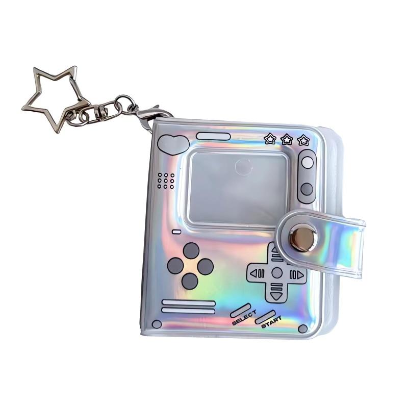 フォトカード アルバム シルバー 2インチ ミニ写真帳 16ページ32枚収納可能 ポストカード・写真収納 スクラップブック アイドル グッズ 収納ブック スターキーホルダー付き【PVCフォトカードアルバム】光沢のあるレーザーシルバーのフォトカードブックカバーはPVC素材で、非常に丈夫で破れにくいです。サイドローディングポケットデザインにより、カードが簡単に落ちるのを防ぎます。バックルデザインにより、写真の収納がより堅牢になります。【十分な収納容量】パッケージに含まれるミニフォトカードブックは16ページで構成されており、カバー写真のサイズは4.3x3.3cm、内ページのサイズは約5.4x3.9cmです。各ページには2枚の写真を収容でき、フォトカードアルバムのサイズは7.3x6.3cmで、フォトカードコレクションに十分なスペースがあります。【美しいデザイン】このフォトカード アルバムは、空洞の長方形デザインと星のペンダントが特徴で、フォトカードアルバムには星とプレイヤーボタンのパターンが施されており、全体的な外観と雰囲気を高める楽しいアクセントが加わっています。【使いやすくポータブル】ユーザーフレンドリーを考慮して設計されたこのミニフォトアルバムは、開閉や写真の挿入が簡単です。軽量でコンパクトなこの小さなスクラップブックアルバムは非常に持ち運びやすく、どこにでも持って行くことができます。移動中、自宅で、または友人や家族と思い出を共有する際でも、あなたの写真コレクションに簡単にアクセスできます。【さまざまな場面に対応】このポストカードアルバムホルダーは非常に多用途で、誕生日、記念日、結婚式などの幅広い場面に適しており、家族の思い出を保存するユニークな方法として完璧なギフトになります。また、旅行者が冒険を記録するのにも、親が子供の成長を追跡するのにも最適です。