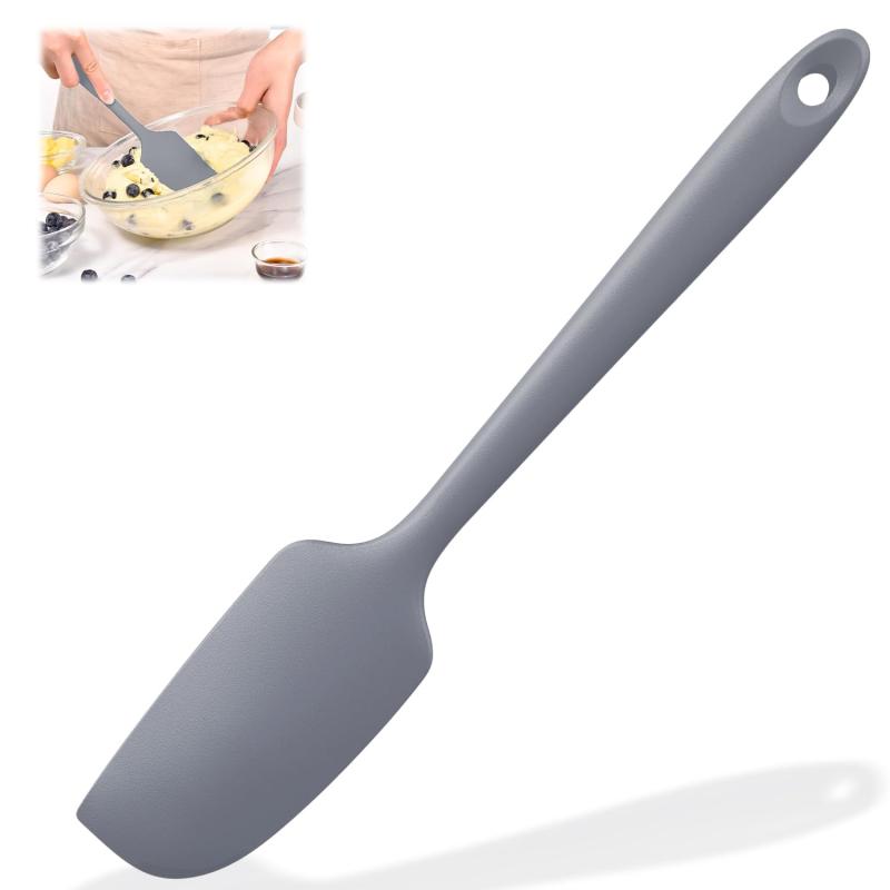 ゴムベラ 耐熱 スパチュラ 黒色/灰色 2サイズ シリコン製 調理道具 食洗機対応 一体成型 キッチンツール 料理 お菓子作り 繰り返し使える✅【4種類のサイズ展開】（小サイズ20.8×3.9cm／大サイズ27.5×5.2cm、各黒/灰色）調理スタイルに合わせてお選びいただけます。滑り止め加工のエルゴノミックハンドルで握りやすく、吊るし収納可能なデザインでキッチン整理にも便利です。✅【安心・安全な食品級シリコン素材】高品質シリコンを使用し、-40℃～250℃の広い温度範囲に対応。熱いお鍋料理から冷たいお菓子作りまで、あらゆる調理シーンで安心してお使いいただけます。✅【長く使える耐久設計】高弾性シリコンを採用しているため、変形しにくく長期間使用可能。調理器具の表面を傷つける心配がなく、キッチン用品を保護します。✅【衛生的で簡単なお手入れ】食洗機対応で清潔に保てます。食材の匂いや汚れが残りにくい特殊コーティング加工を施しており、毎日の調理を快適にサポート。表面がツルツルとした仕上がりで。✅【調理の万能アイテム】混ぜる、炒める、すくうなど、和洋中の料理からお菓子作りまで幅広く対応。1本あると便利なキッチンツールです。