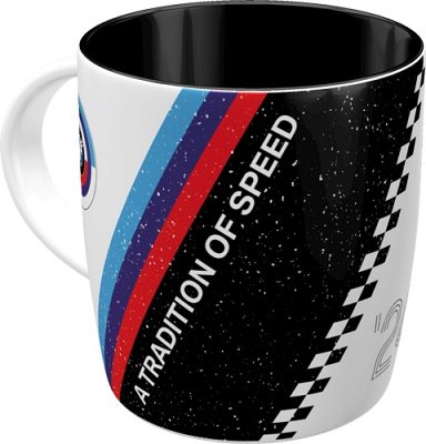 BMW M マグカップ（330ml） BMW Motorsportの象徴ともいえる「Mカラー」と “A TRADITION OF SPEED”のメッセージをあしらった、スポーティなデザインのマグカップ。 ブラックベースに鮮やかなストライプが映えるデザインは、ガレージやデスクにも存在感をプラスします。 車・バイク好きの方にはたまらない一品です。 コーヒーや紅茶など日常使いはもちろん、インテリアやコレクションアイテムとしてもおすすめ。 ギフトにも最適なデザインマグです。 ■ 商品仕様 ・サイズ：約 8.5 × 8.5 × 9 cm ・容量：約 330ml ・素材：セラミック（陶器） ■ 特徴 ・BMW Mカラーを採用したスポーティデザイン ・“A TRADITION OF SPEED”ロゴ入り ・使いやすい330mlサイズ ・インテリア・コレクションにも最適 車・バイクファンへのプレゼントにもおすすめです。