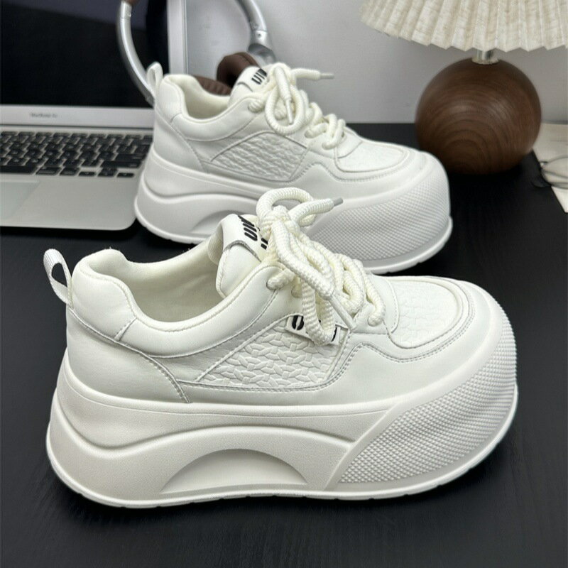 【送料無料 20％OFF】「2025春秋新作！7cm厚底で美脚見えする白スニーカーが話題」韓国風×カジュアル面包シルエットの厚底スニーカーが 厚底スニーカー レディース白スニーカー 7cmヒール 美脚効果 スニーカー面包鞋 トレンド白の清潔感に、厚底の存在感を