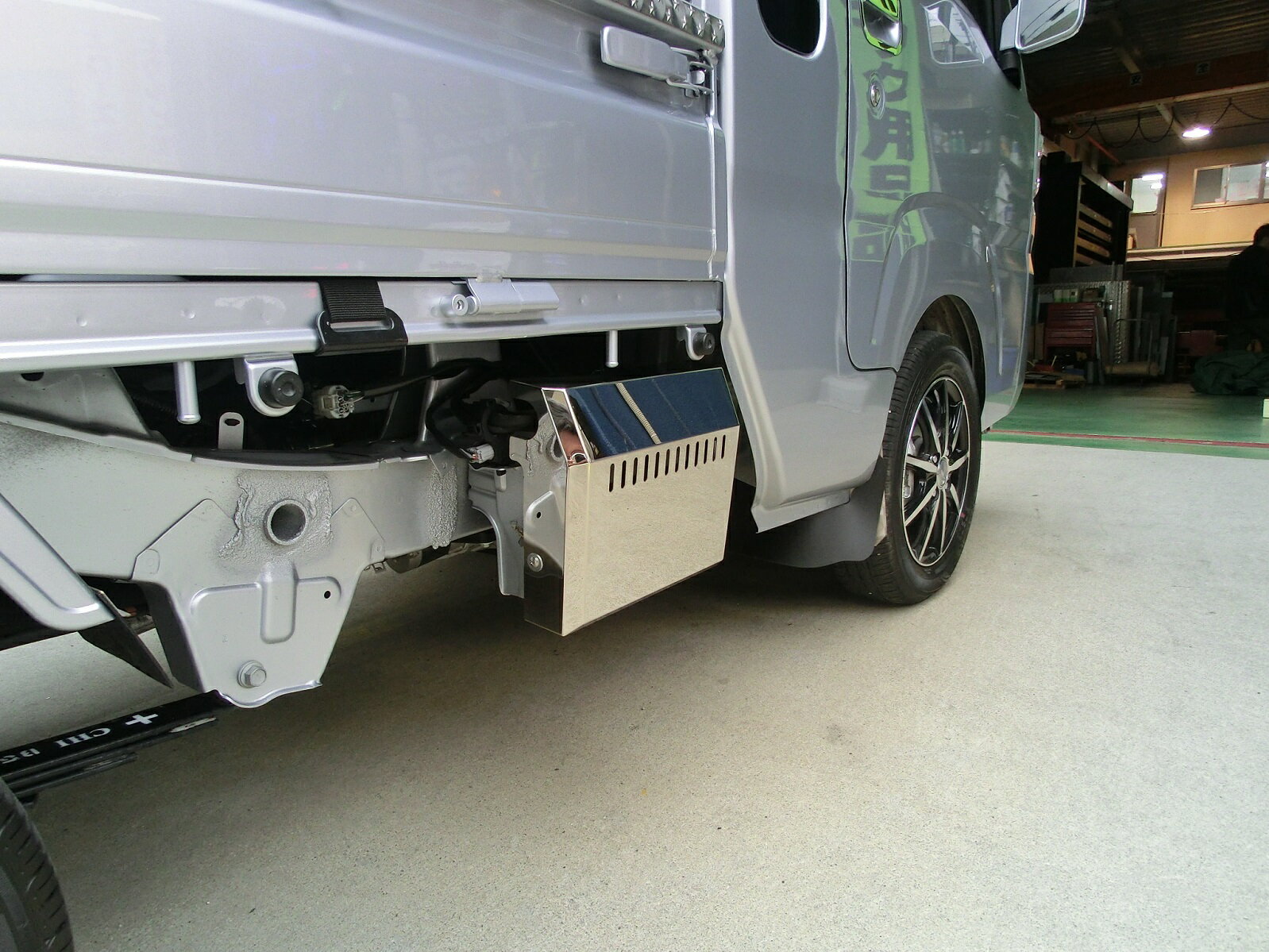 ダイハツ ハイゼット 500系 バッテリー カバー 鏡面 / ウロコ